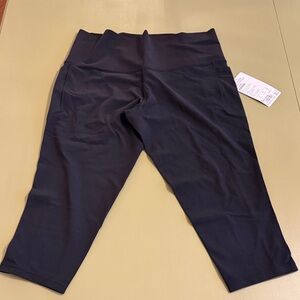 Athleta Salutation Stash Pocket II Capri  Black High-Waisted Leggings